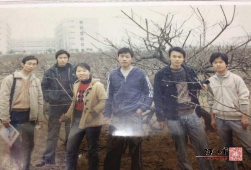 大学河畔诗友在桃园采风(右三:王太贵;右二:陈巨飞) 大学河畔诗友在桃园采风(右三:王太贵;右二:陈巨飞)